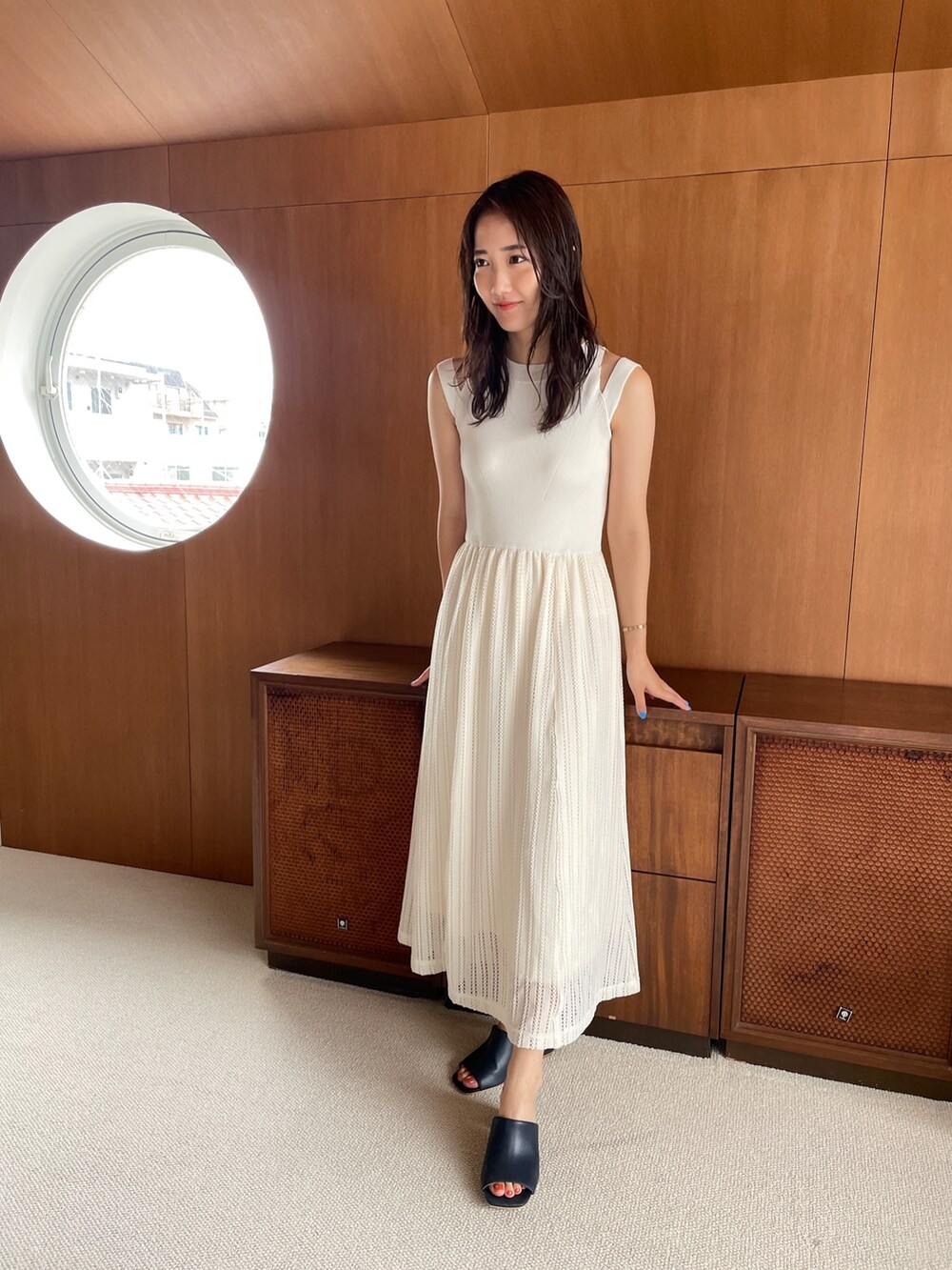 ホワイト系のワンピース、ブルー系のサンダルを着用したレディースの夏コーディネートの2枚目の写真