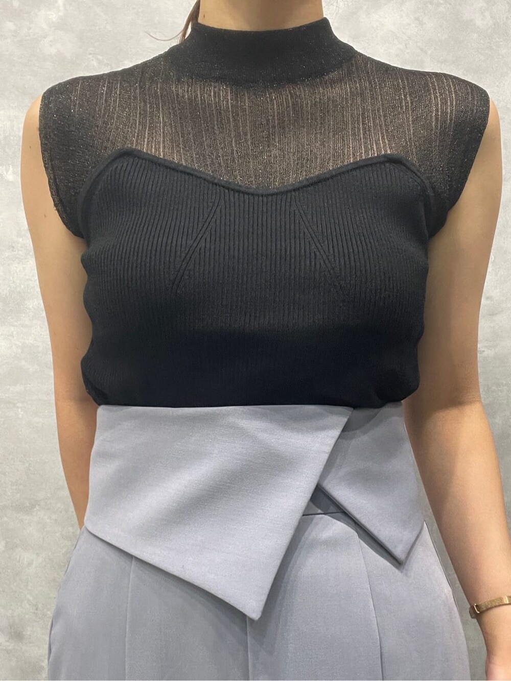 ホワイト系のサンダル、ブラック系のニット/セーター、ブルー系のスカートを着用したレディースの夏コーディネートの6枚目の写真