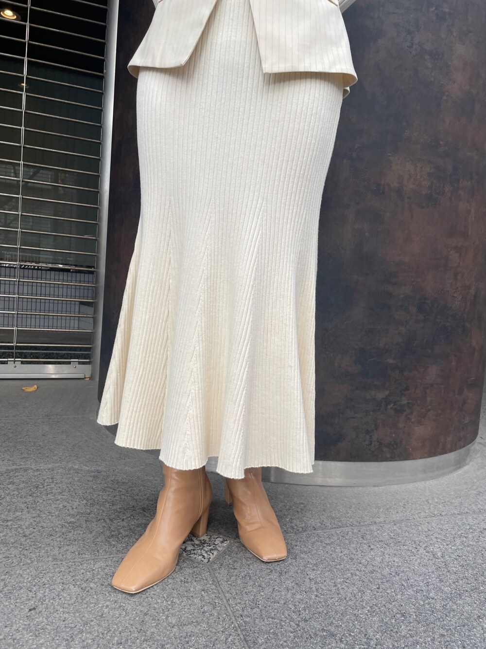 ベージュ系のブーツ、ベージュ系のワンピースを着用したレディースの冬コーディネートの8枚目の写真