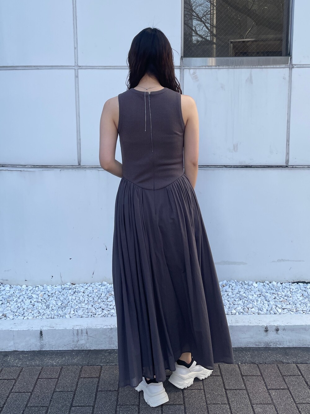 グレー系のワンピース、ブラック系のスニーカーを着用したレディースの春コーディネートの7枚目の写真