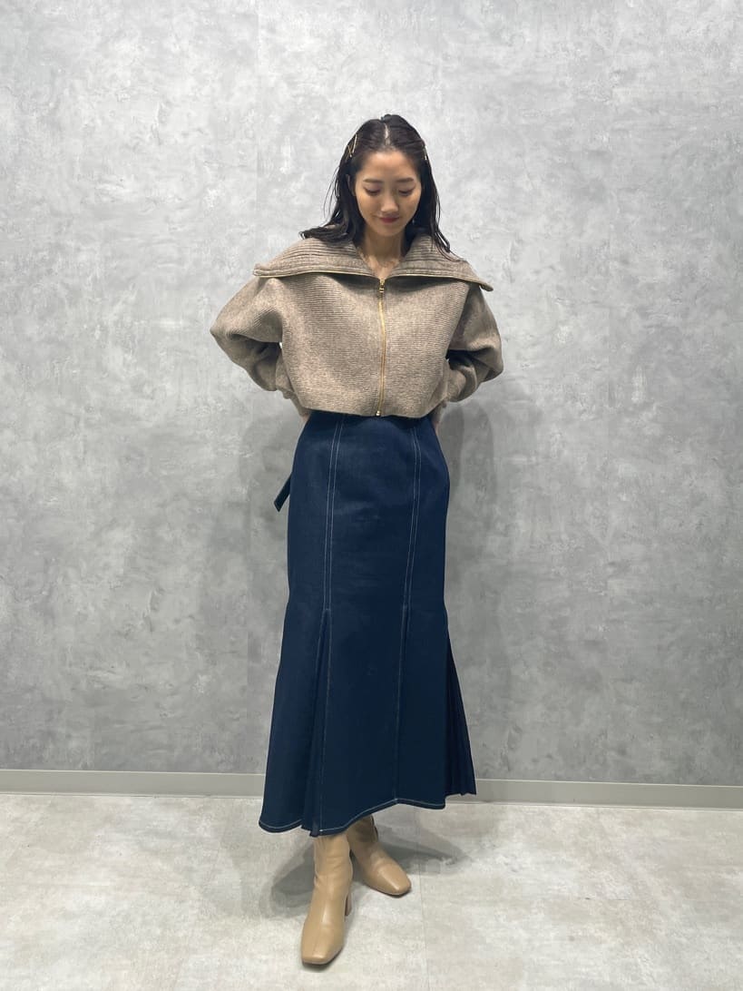 ベージュ系のブーツ、ブルー系のスカート、ベージュ系のカーディガン/ボレロを着用したレディースの秋コーディネートの4枚目の写真