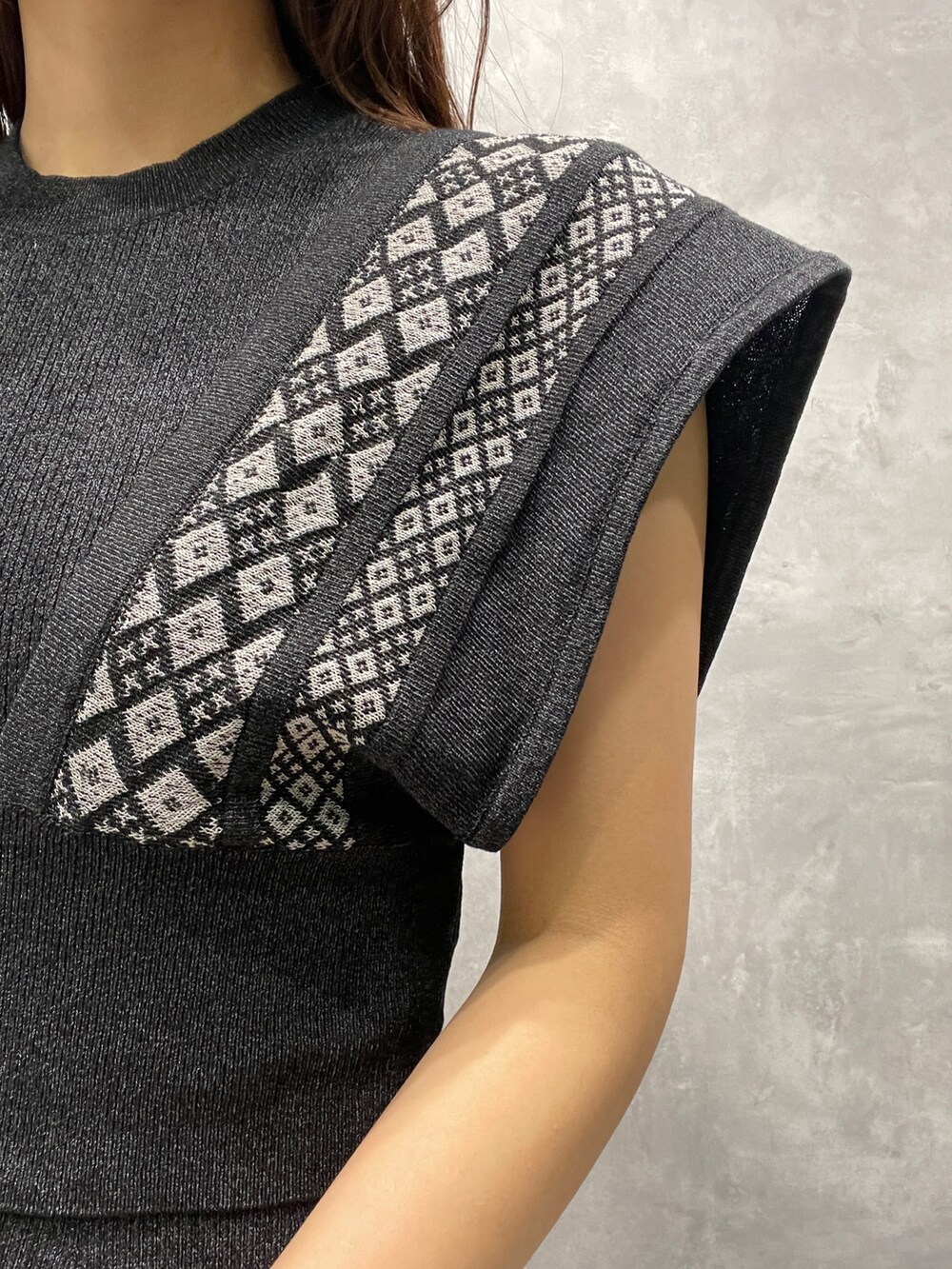 ベージュ系のサンダル、ブラック系のワンピースを着用したレディースの春コーディネートの6枚目の写真