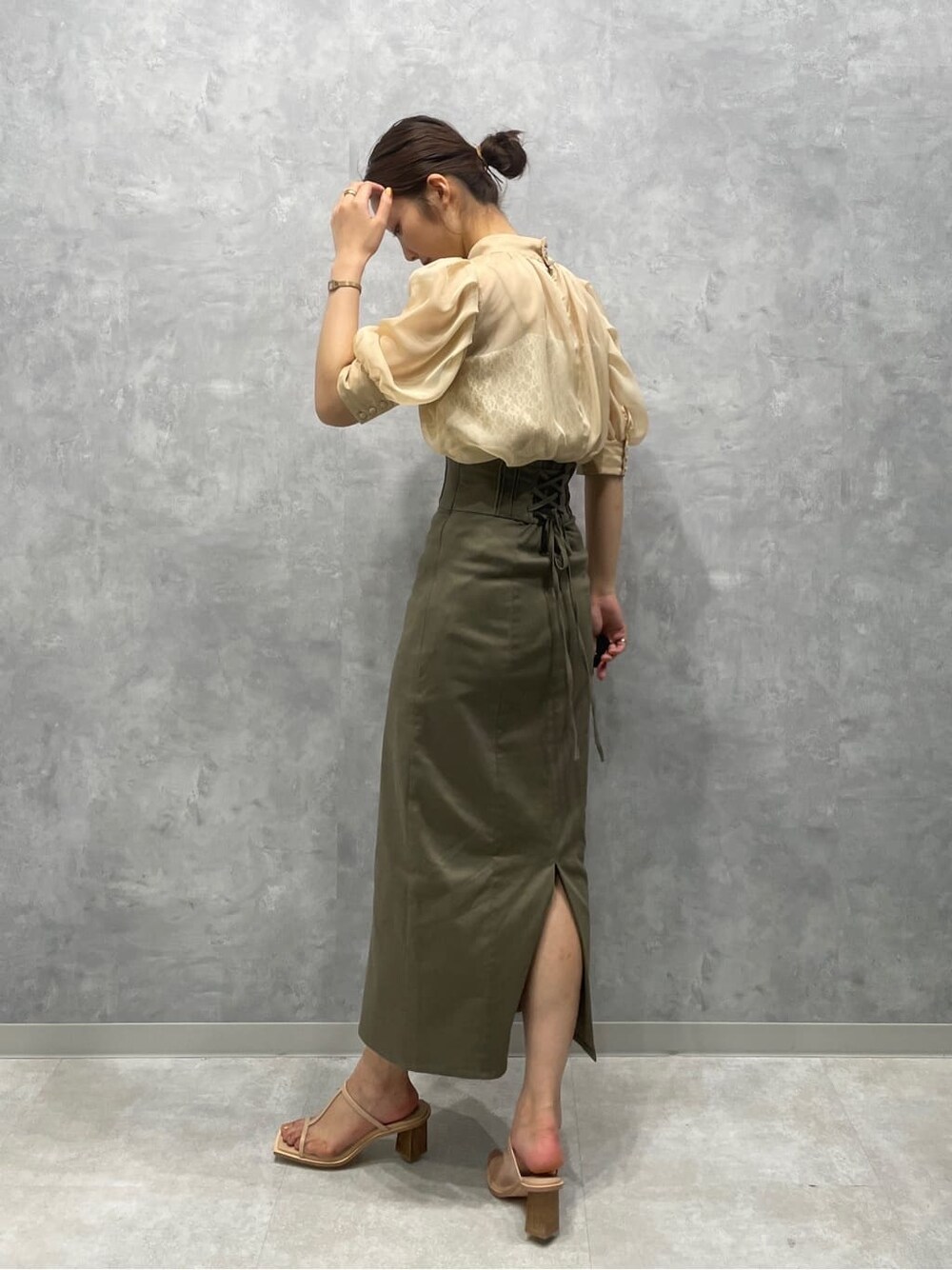 ベージュ系のシャツ/ブラウス、ベージュ系のスカート、ベージュ系のサンダルを着用したレディースの春コーディネートの4枚目の写真