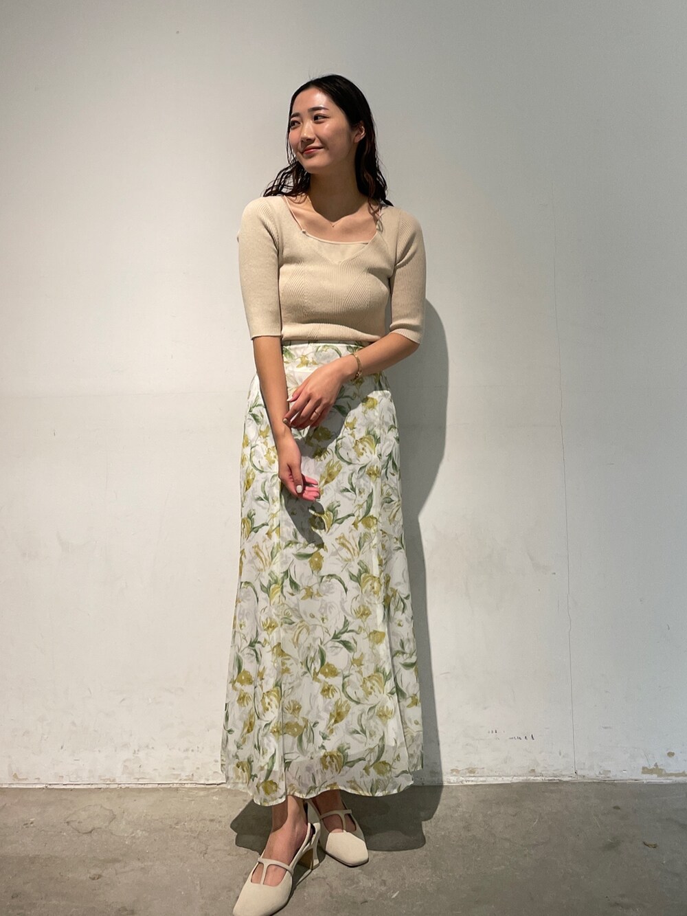 ホワイト系のパンプス、ホワイト系のスカート、ホワイト系のニット/セーターを着用したレディースの冬コーディネートの3枚目の写真