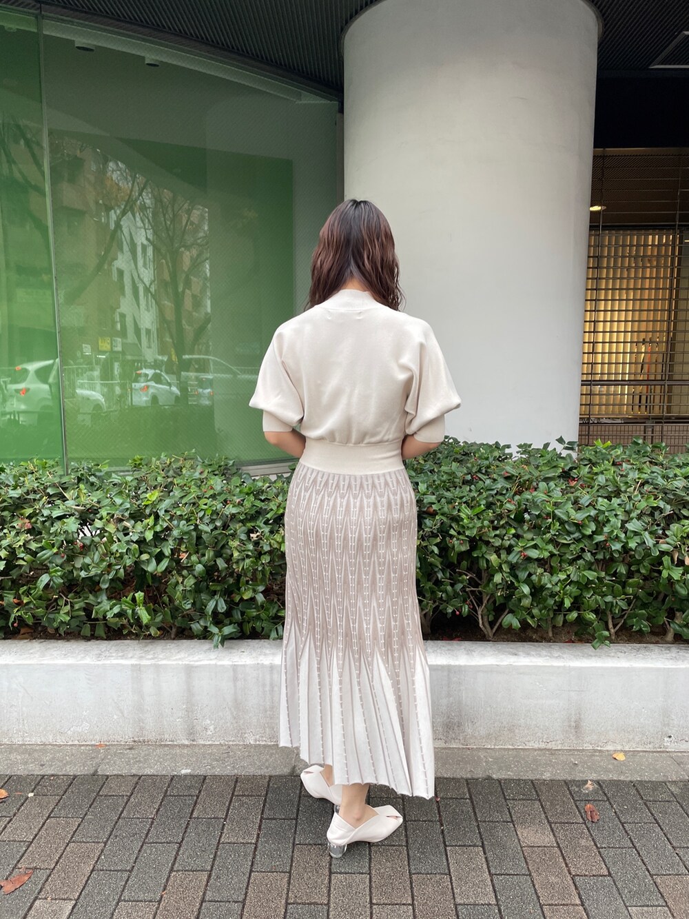 ホワイト系のパンプス、ホワイト系のワンピースを着用したレディースの冬コーディネートの7枚目の写真