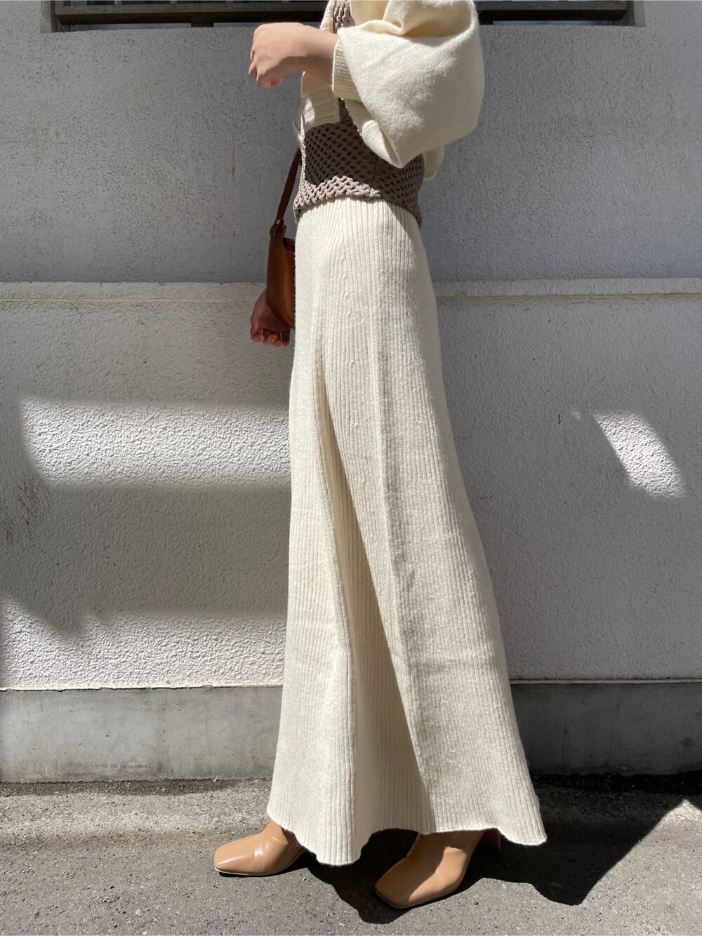 ベージュ系のその他シューズ、ホワイト系のワンピース、ブラウン系のショルダーバッグを着用したレディースの秋コーディネートの6枚目の写真