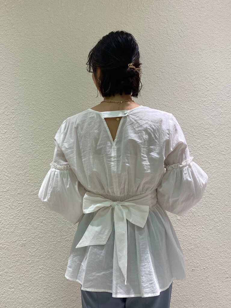 ブルー系のその他パンツ、ホワイト系のシャツ/ブラウス、その他のパンプスを着用したレディースの冬コーディネートの4枚目の写真