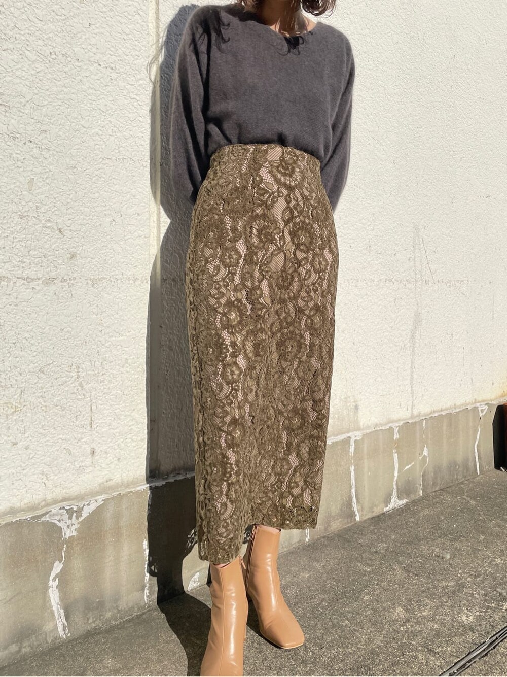 ベージュ系のその他シューズ、ベージュ系のスカート、グレー系のニット/セーターを着用したレディースの冬コーディネートの4枚目の写真