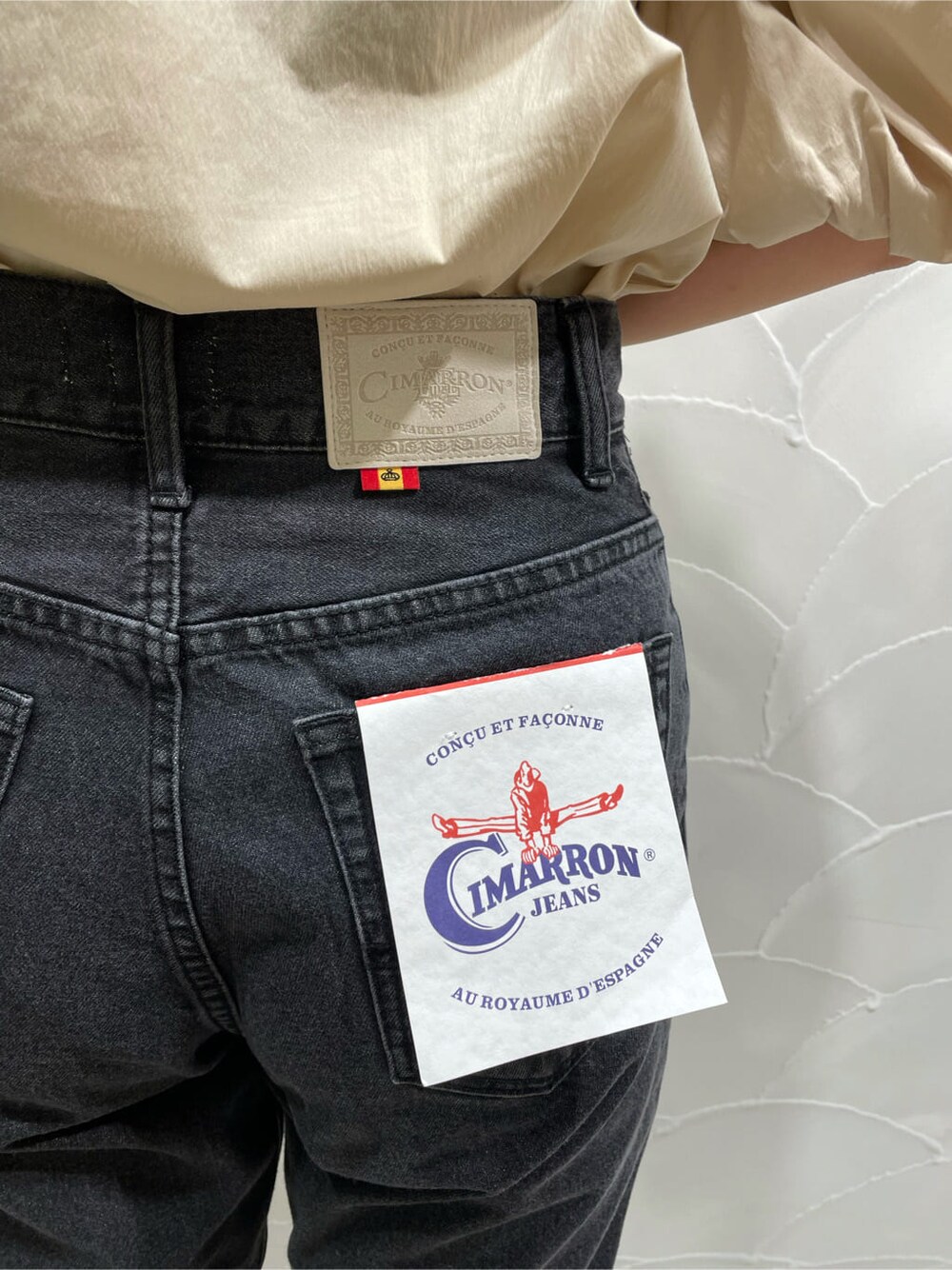 ベージュ系のシャツ/ブラウス、ブラック系のデニムジャケット、ブラック系のその他シューズを着用したレディースの夏コーディネートの7枚目の写真