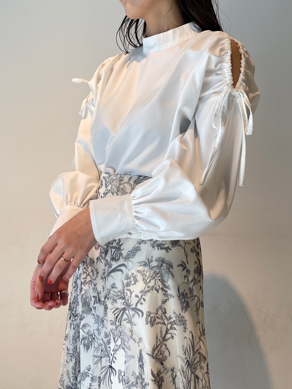 ホワイト系のシャツ/ブラウス、ホワイト系のスカート、イエロー系のサンダルを着用したレディースの冬コーディネートの5枚目の写真