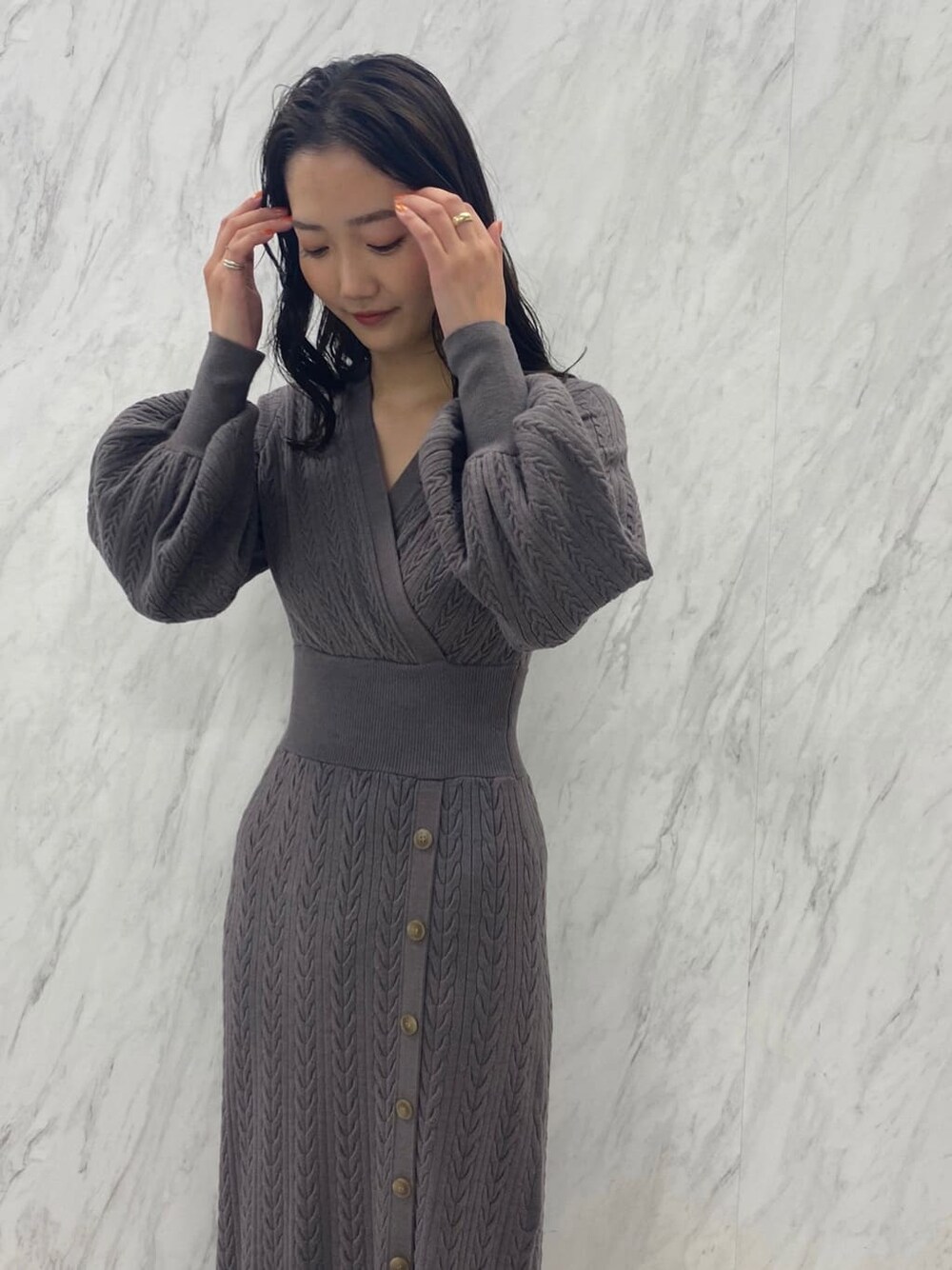 ベージュ系のブーツ、ベージュ系のワンピース、ブラウン系のワンピースを着用したレディースの秋コーディネートの7枚目の写真