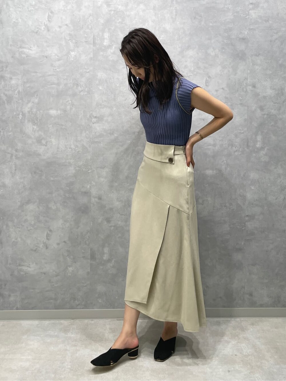 ブラック系のサンダル、ホワイト系のスカート、ブルー系のニット/セーターを着用したレディースの夏コーディネートの2枚目の写真