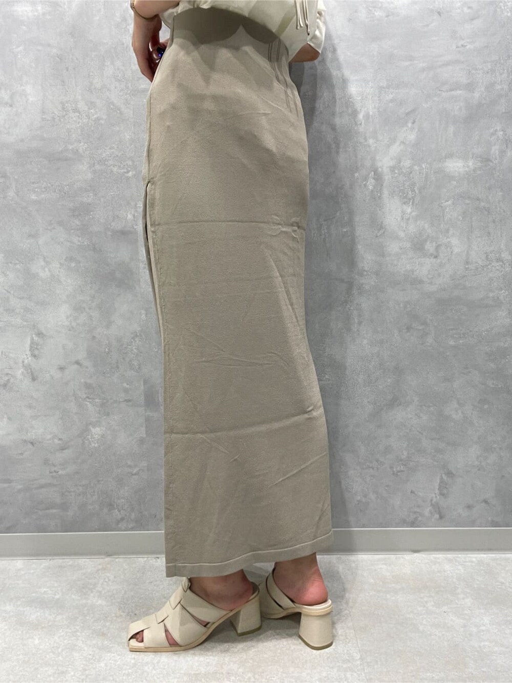 ホワイト系のサンダル、ベージュ系のスカート、ホワイト系のシャツ/ブラウスを着用したレディースの夏コーディネートの9枚目の写真