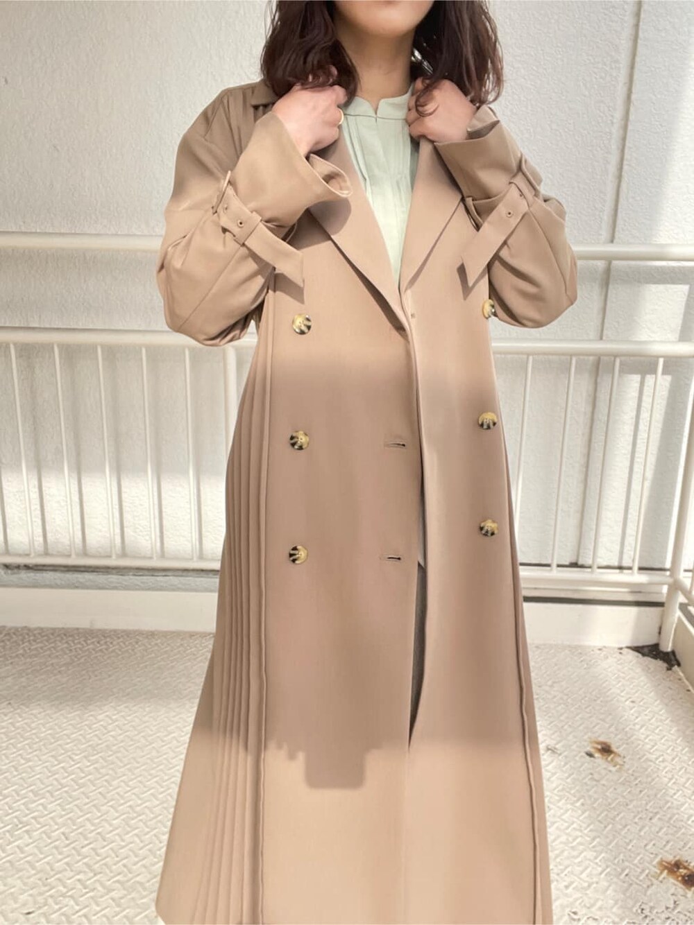 「選抜」｜「LAGUNAMOONのプリーツデザインコート（トレンチコート、ベージュ系）」を使った、久保田さん（レディース・162cm）の冬コーディネートの7枚目の写真