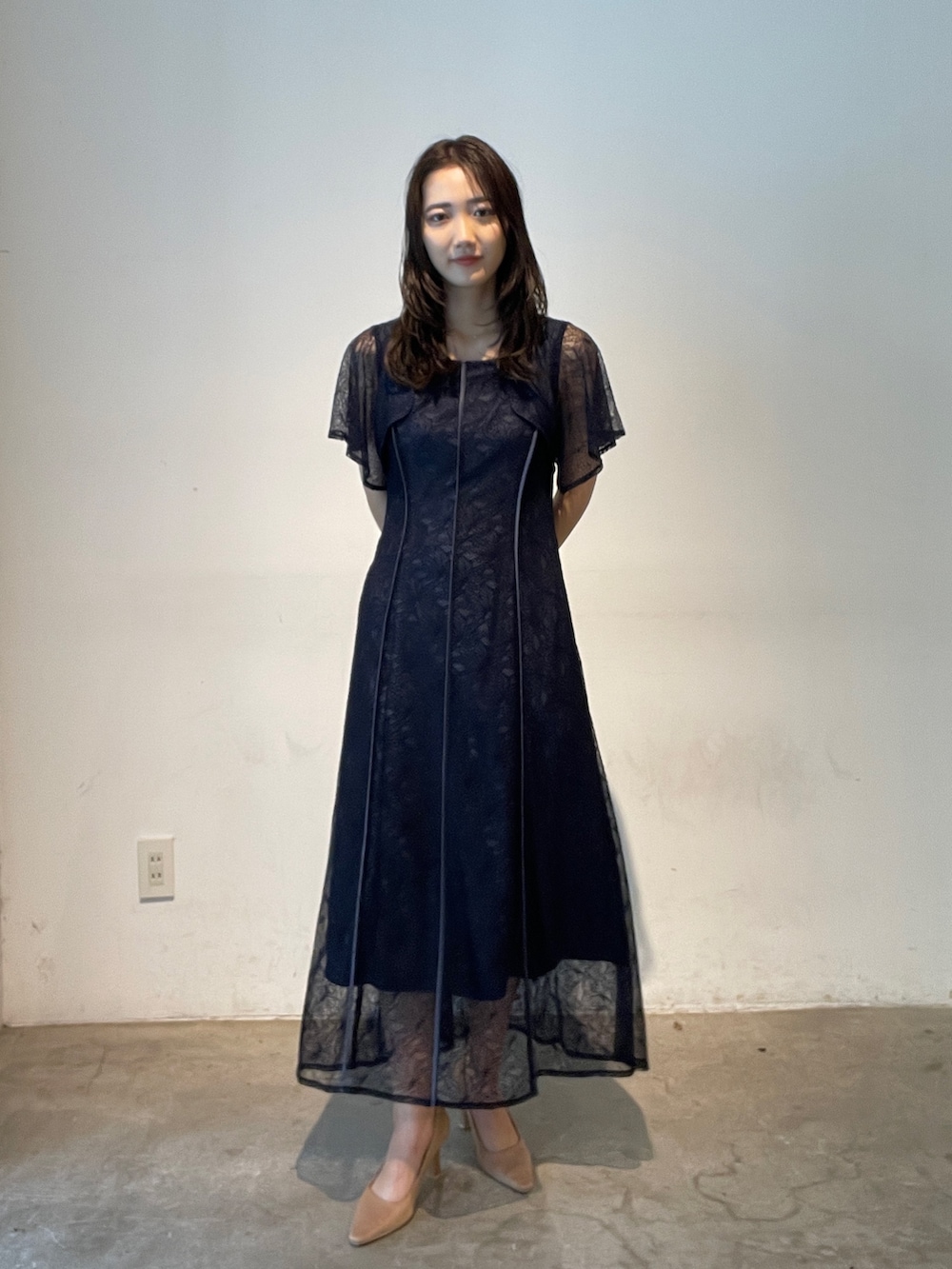 「LAGUNAMOONのLADYヴィンテージサテンラインパンプス（パンプス、ゴールド系）」を使った、久保田さん（レディース・162cm）の夏コーディネートの3枚目の写真