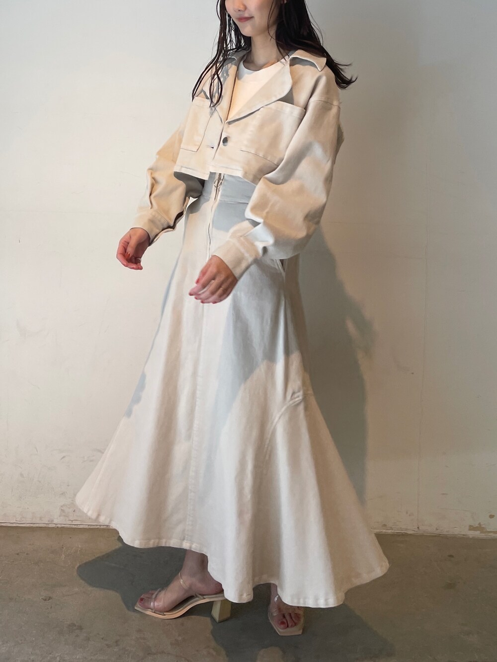 その他のサンダル、ホワイト系のニット/セーター、ベージュ系のテーラードジャケットを着用したレディースの冬コーディネートの2枚目の写真