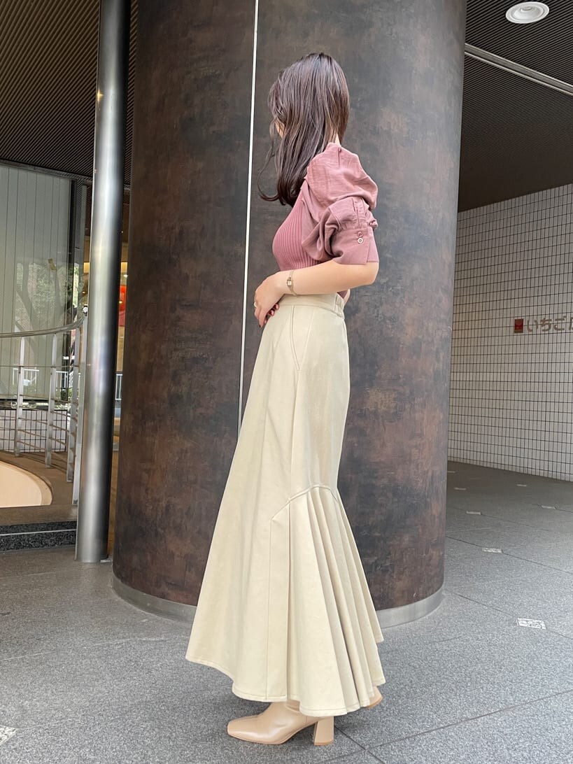 ベージュ系のスカート、ブラウン系のニット/セーター、ベージュ系のスカートを着用したレディースの秋コーディネートの6枚目の写真