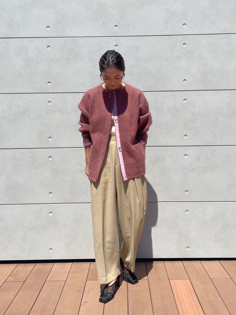 ホワイト系のニット/セーター、ピンク系のカーディガン/ボレロ、ブラック系のパンプスを着用したレディースの秋コーディネートの2枚目の写真