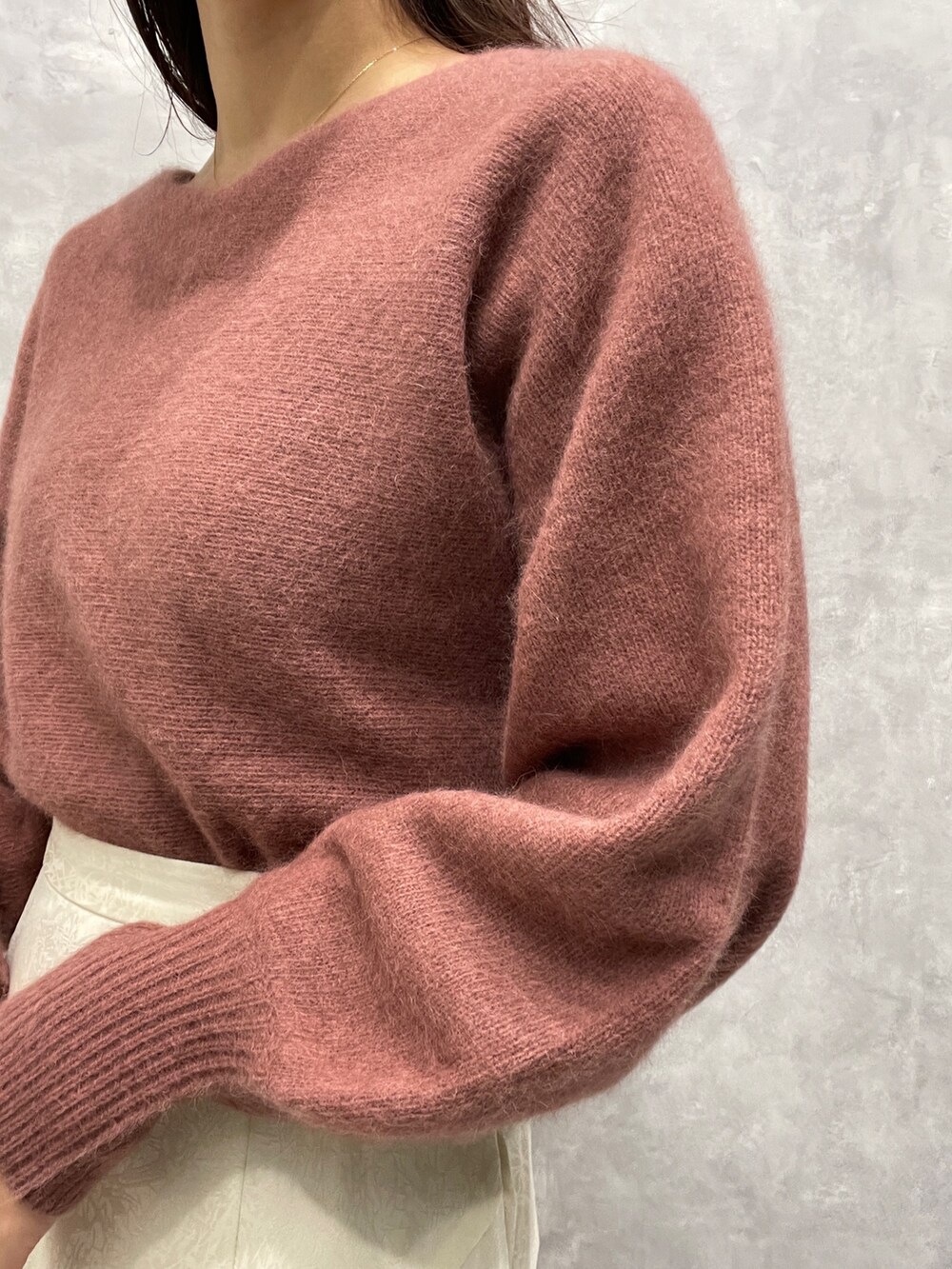 ベージュ系のブーツ、ホワイト系のスカート、ピンク系のニット/セーターを着用したレディースの冬コーディネートの9枚目の写真