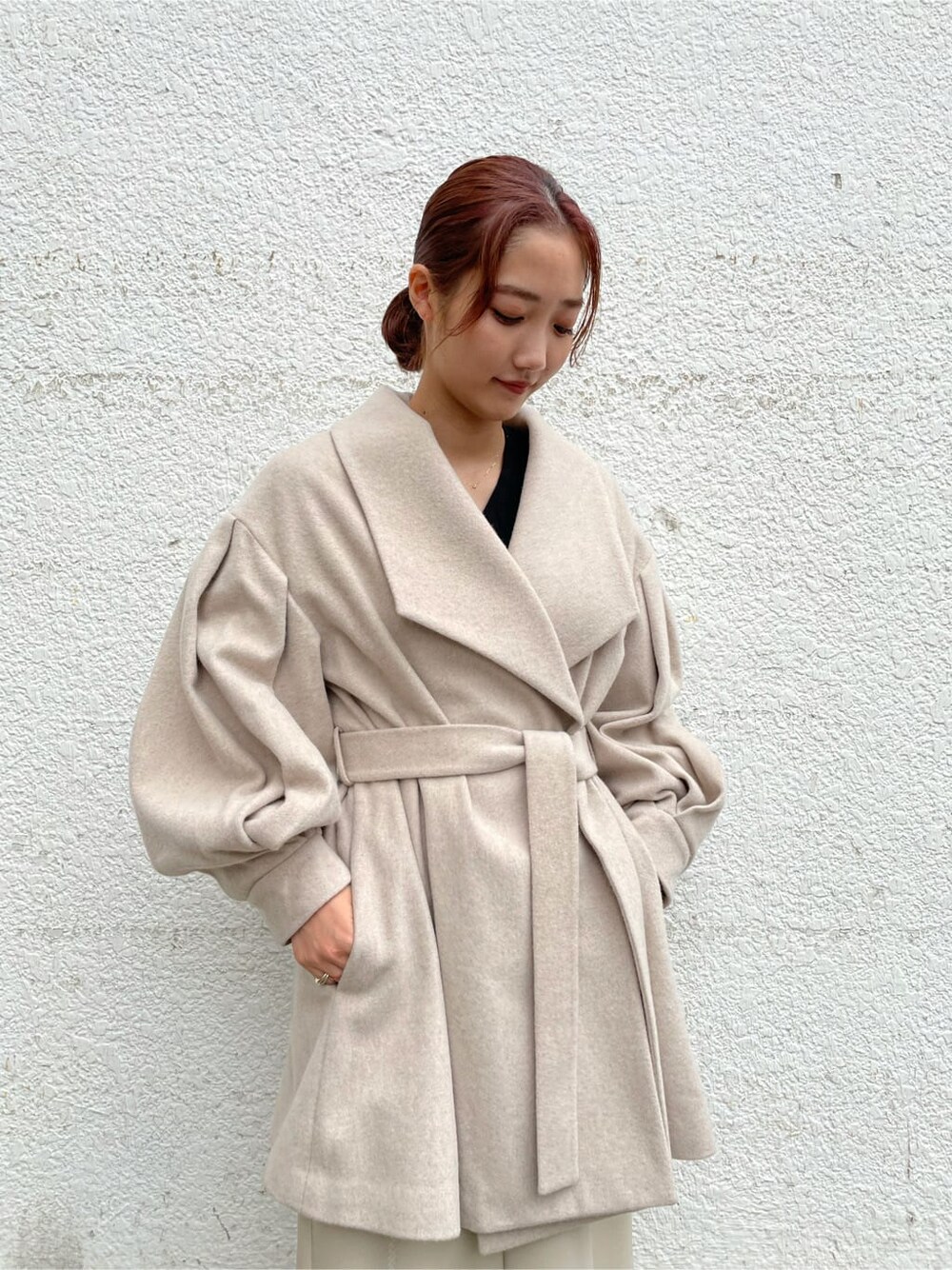 ホワイト系のスカート、ホワイト系のその他シューズ、ベージュ系のその他アウターを着用したレディースの秋コーディネートの2枚目の写真