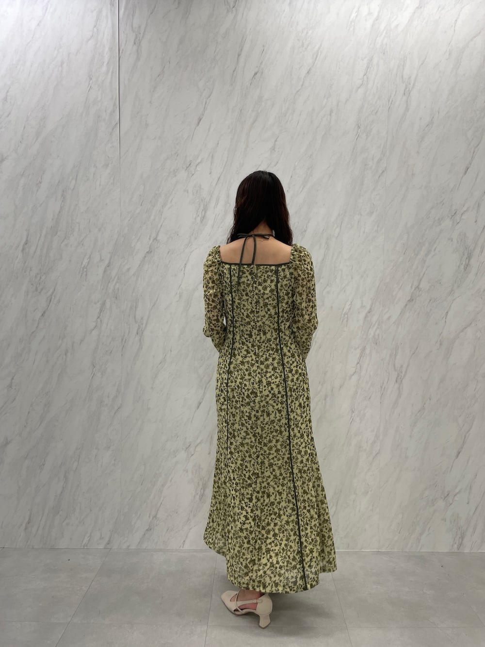 ホワイト系のパンプス、グリーン系のワンピースを着用したレディースの冬コーディネートの7枚目の写真