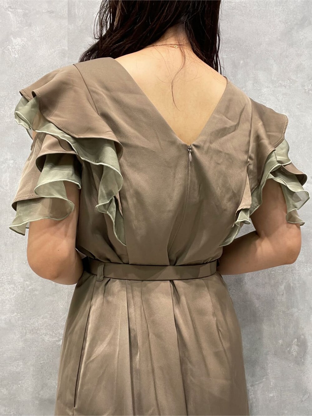 ベージュ系のパンプス、ベージュ系のパンツドレス、ベージュ系のクラッチバッグを着用したレディースの秋コーディネートの8枚目の写真