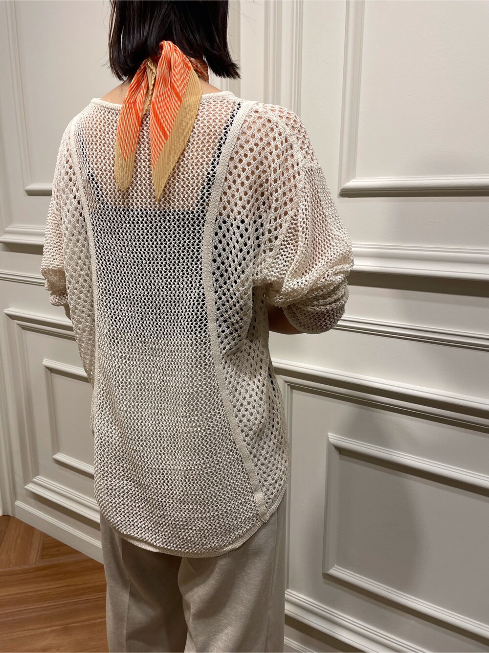 ホワイト系のサンダル、ホワイト系のニット/セーター、グレー系のその他パンツを着用したレディースの春コーディネートの3枚目の写真