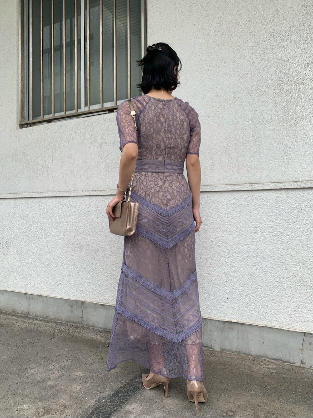 ゴールド系のハンドバッグ、パープル系のドレスを着用したレディースの夏コーディネートの4枚目の写真