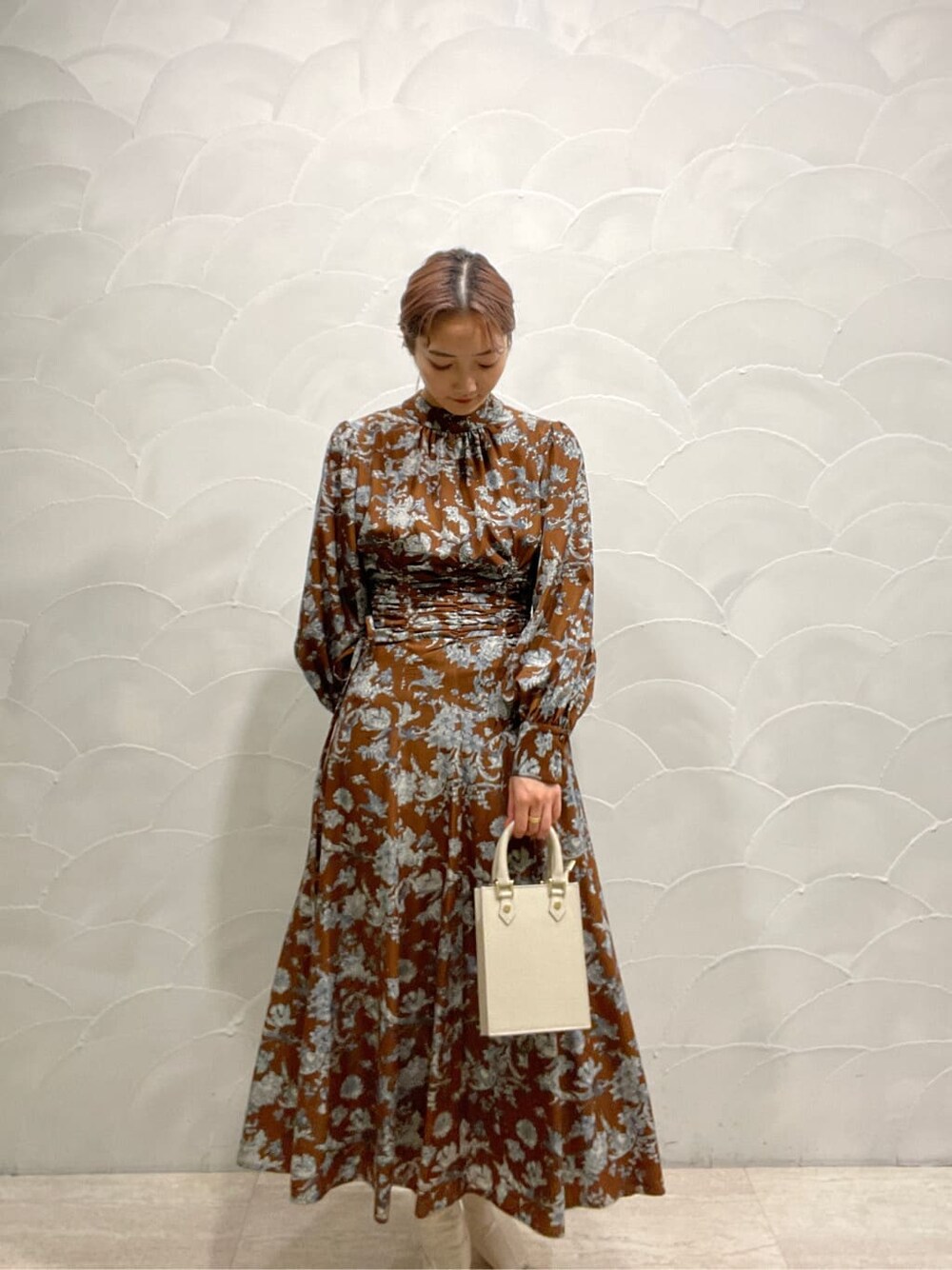 ホワイト系のその他シューズ、ホワイト系のショルダーバッグ、ブラウン系のワンピースを着用したレディースの冬コーディネートの3枚目の写真