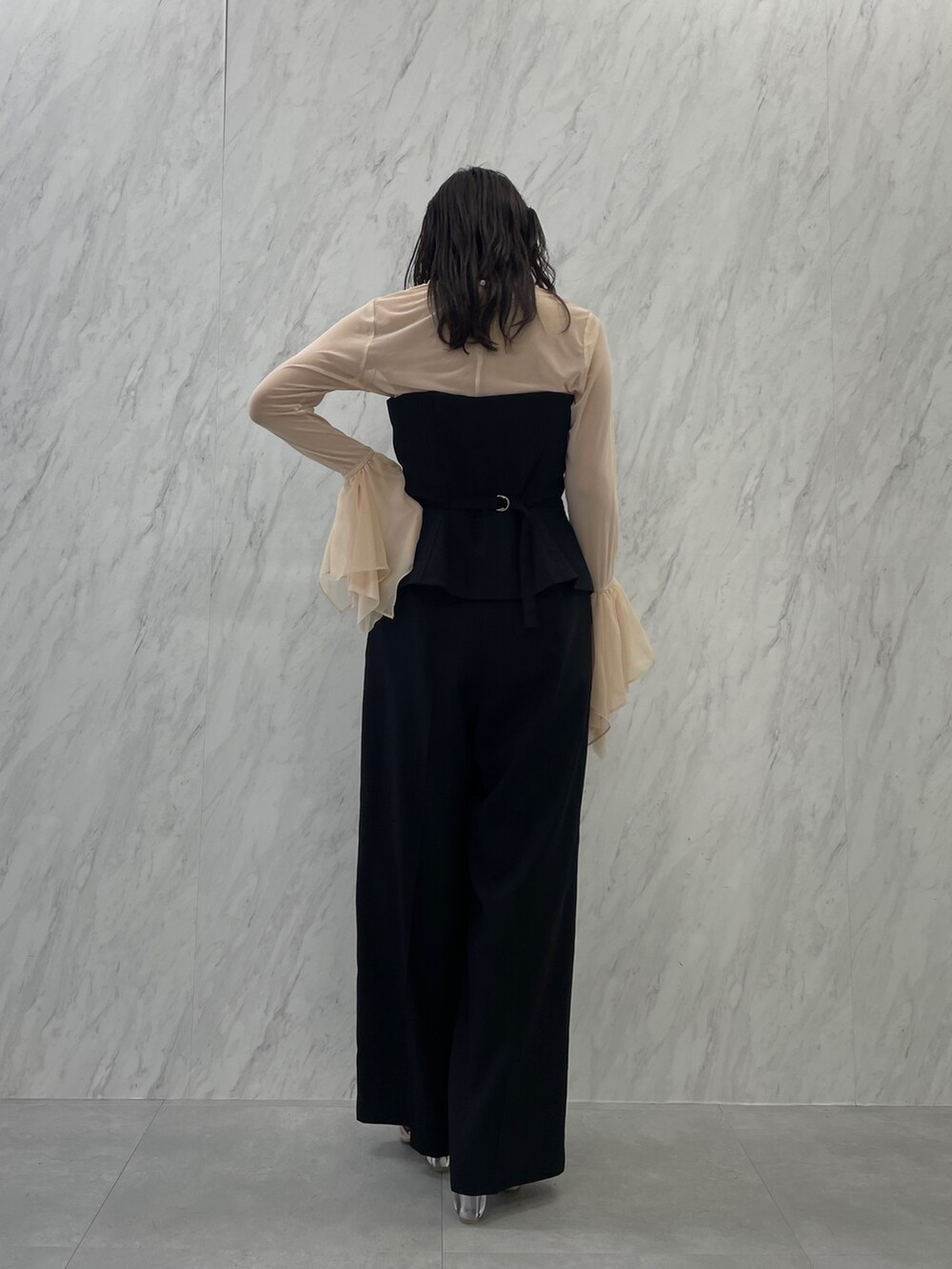 ベージュ系のパンプス、ブラック系のパンツドレス、ホワイト系のTシャツ/カットソーを着用したレディースの秋コーディネートの5枚目の写真