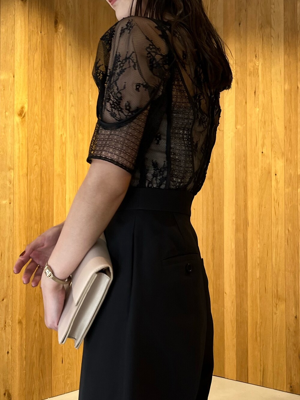 ベージュ系のパンプス、ベージュ系のクラッチバッグ、ブラック系のパンツドレスを着用したレディースの冬コーディネートの7枚目の写真