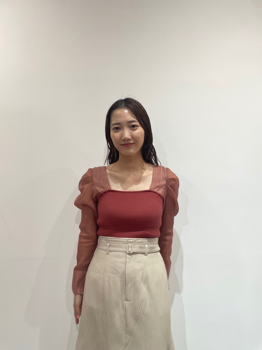 ホワイト系のブーツ、ベージュ系のスカート、ピンク系のニット/セーターを着用したレディースの夏コーディネートの7枚目の写真