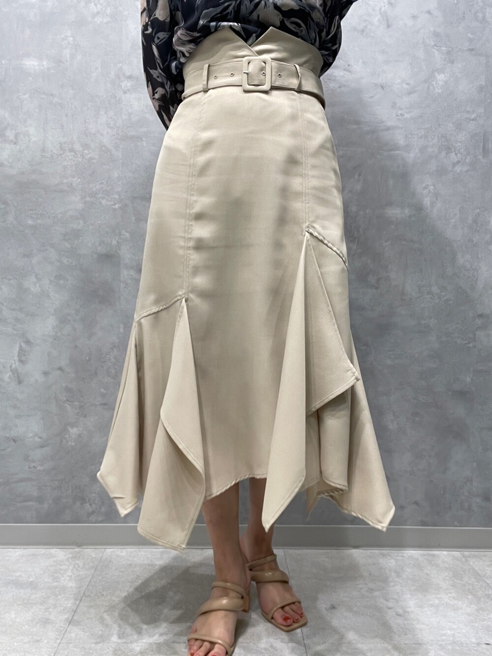 ベージュ系のサンダル、ホワイト系のスカート、ブルー系のシャツ/ブラウスを着用したレディースの冬コーディネートの8枚目の写真