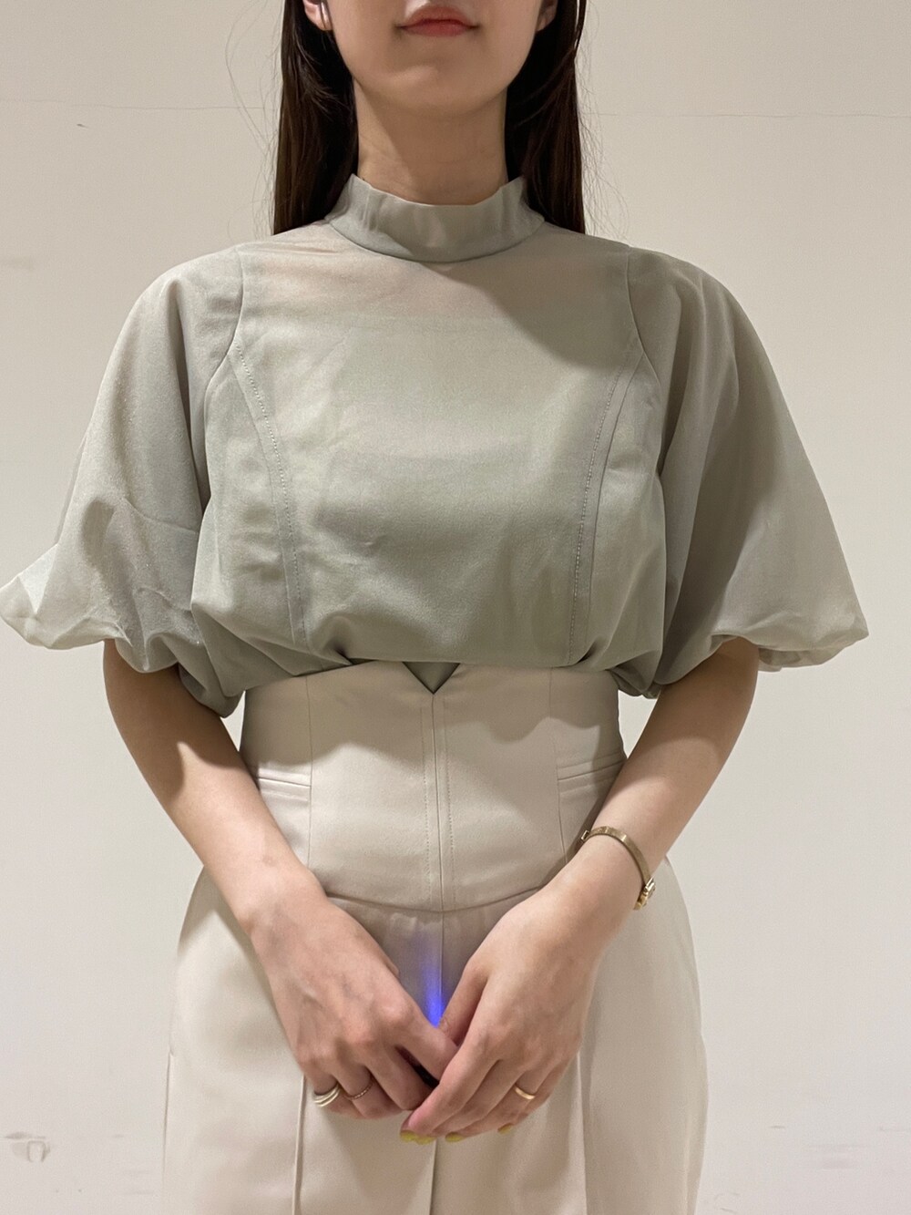 ホワイト系のその他パンツ、グリーン系のシャツ/ブラウス、ブラック系のハンドバッグを着用したレディースの春コーディネートの8枚目の写真