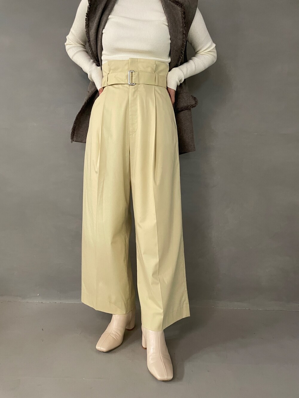 イエロー系のその他パンツ、ホワイト系のブーツ、グレー系のベストを着用したレディースの夏コーディネートの8枚目の写真