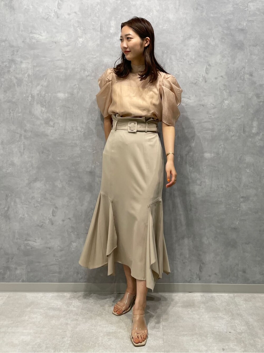 ベージュ系のシャツ/ブラウス、その他のサンダル、ベージュ系のスカートを着用したレディースの春コーディネートの3枚目の写真