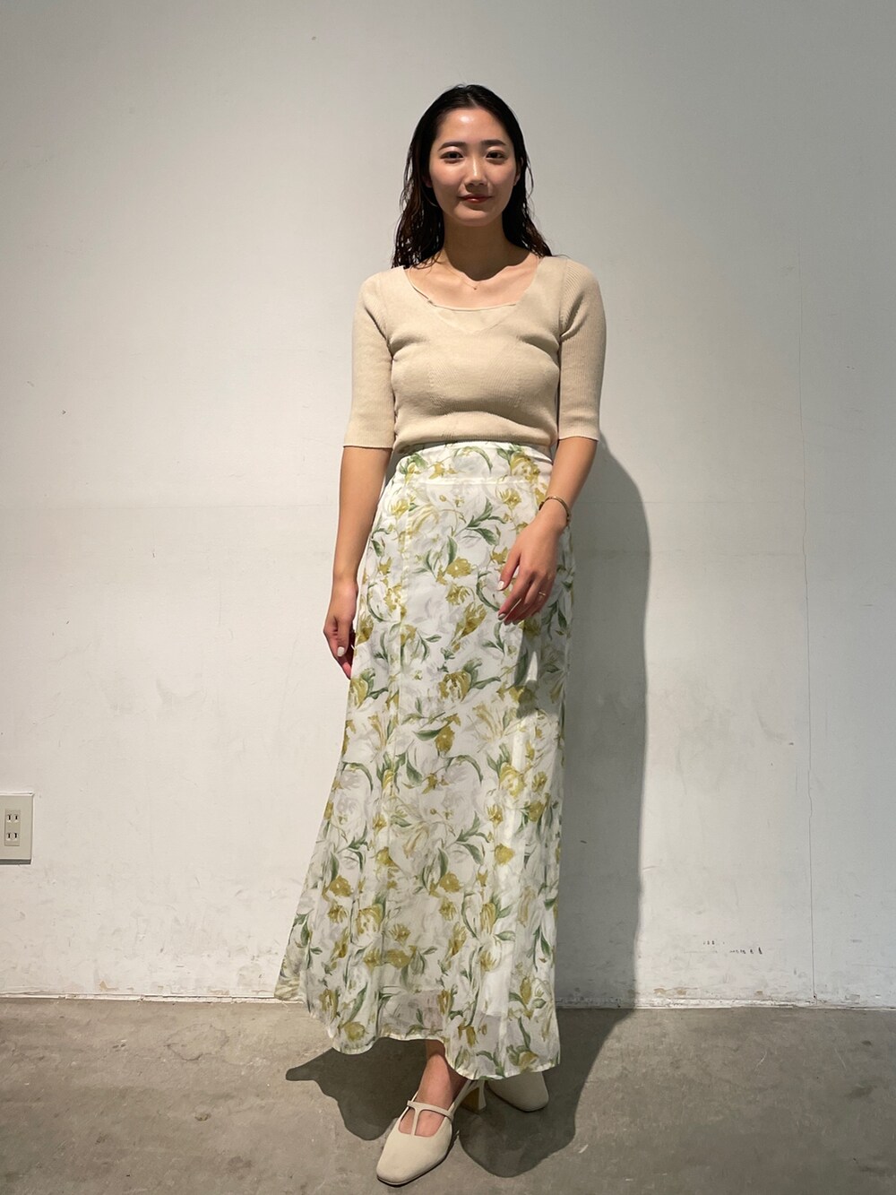 ホワイト系のパンプス、ホワイト系のスカート、ホワイト系のニット/セーターを着用したレディースの冬コーディネートの2枚目の写真