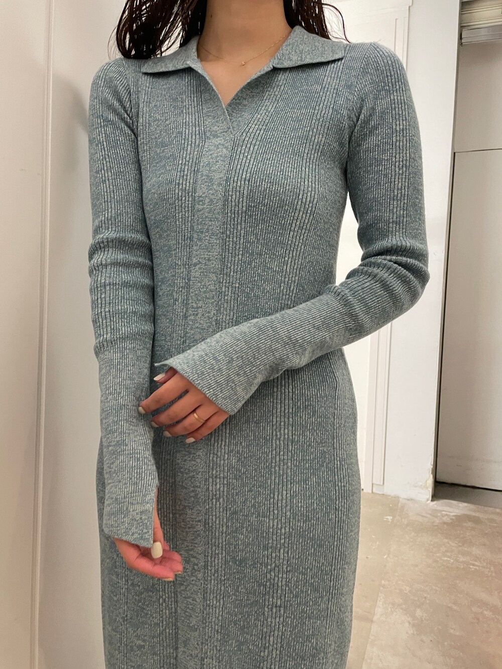 シルバー系のパンプス、ブルー系のワンピースを着用したレディースの冬コーディネートの7枚目の写真