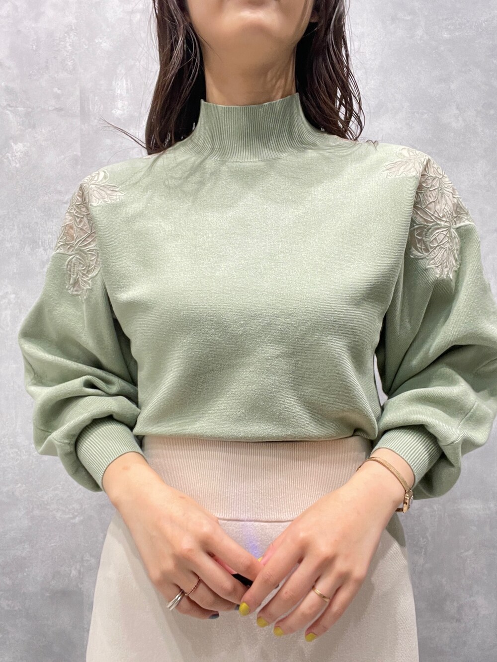 ベージュ系のブーツ、グリーン系のニット/セーター、ベージュ系のその他アウターを着用したレディースの冬コーディネートの8枚目の写真