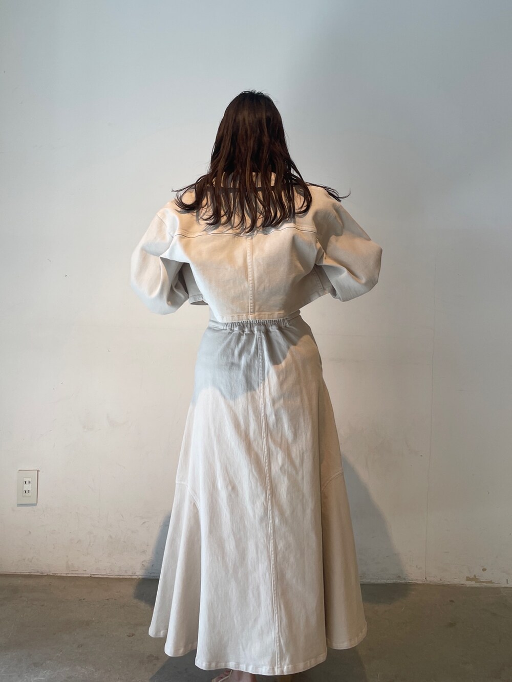 その他のサンダル、ホワイト系のニット/セーター、ベージュ系のテーラードジャケットを着用したレディースの冬コーディネートの4枚目の写真