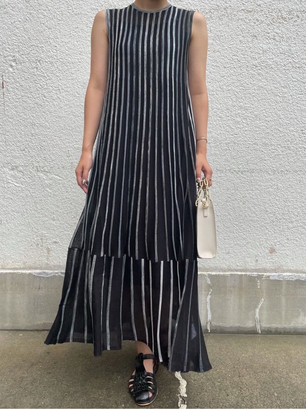 ブラック系のワンピース、ホワイト系のショルダーバッグを着用したレディースの夏コーディネートの4枚目の写真