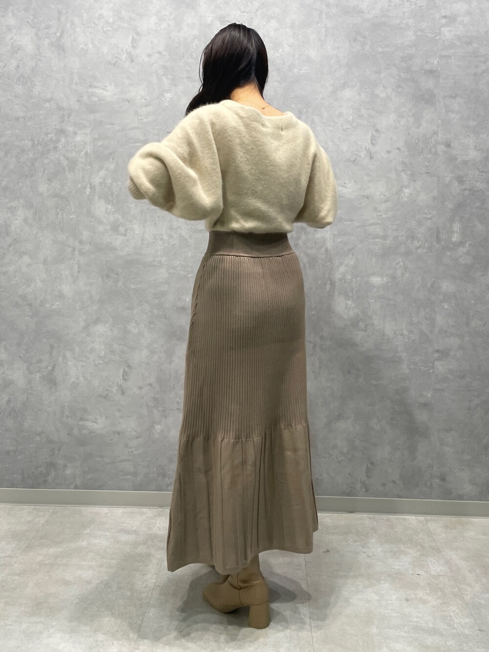 ホワイト系のワンピース、ベージュ系のブーツを着用したレディースの秋コーディネートの4枚目の写真