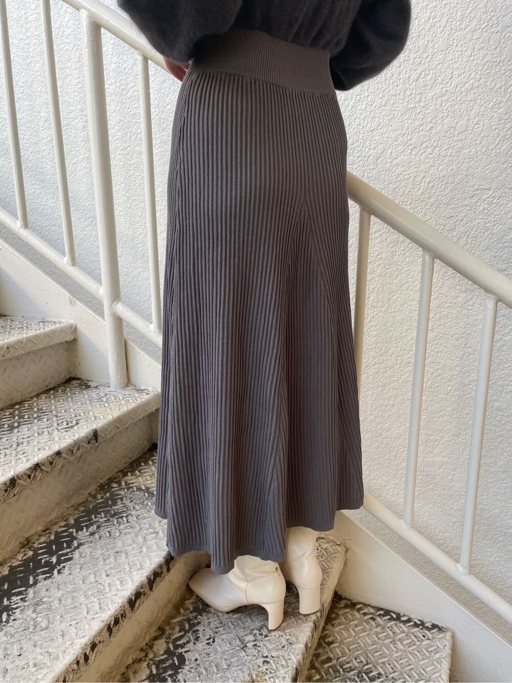 ホワイト系のその他シューズ、グレー系のワンピースを着用したレディースの冬コーディネートの6枚目の写真