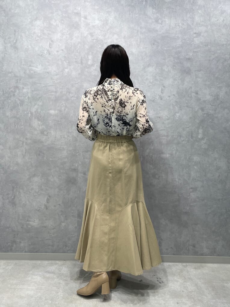 ベージュ系のスカート、グレー系のシャツ/ブラウス、ベージュ系のブーツを着用したレディースの夏コーディネートの6枚目の写真