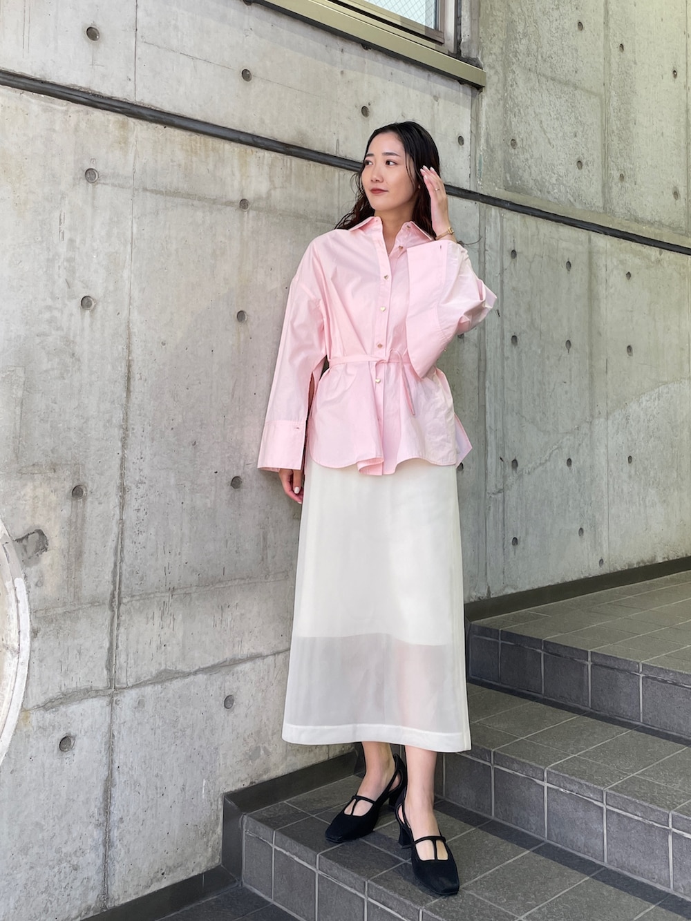 ピンク系のシャツ/ブラウス、ブラック系のパンプス、ホワイト系のスカートを着用したレディースの冬コーディネートの4枚目の写真