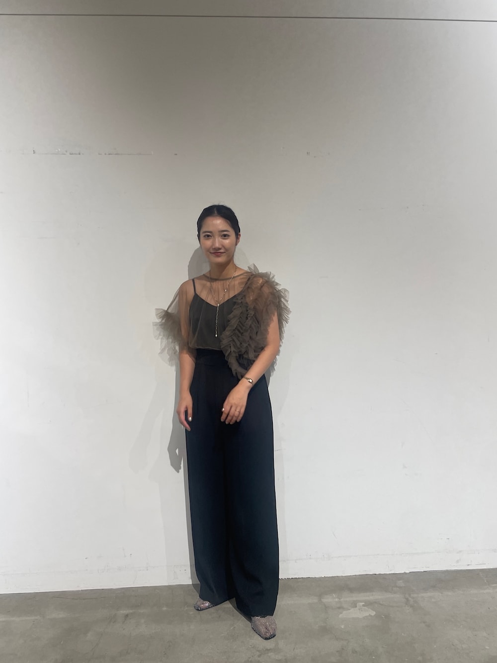 その他のパンツドレス、ブラック系のパンプスを着用したレディースの夏コーディネートの3枚目の写真