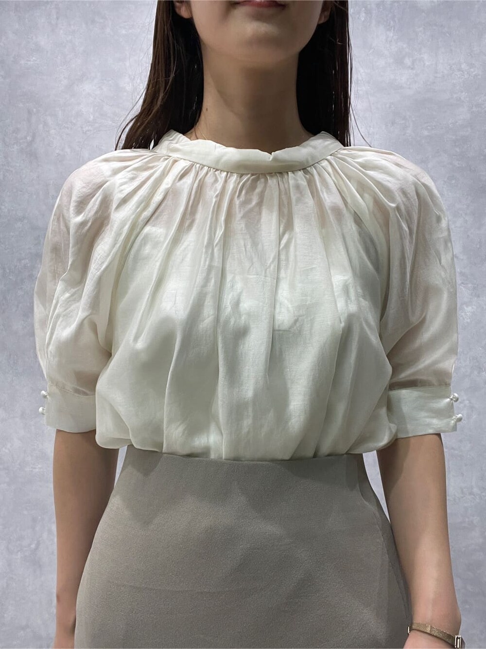 ホワイト系のサンダル、ベージュ系のスカート、ホワイト系のシャツ/ブラウスを着用したレディースの夏コーディネートの5枚目の写真