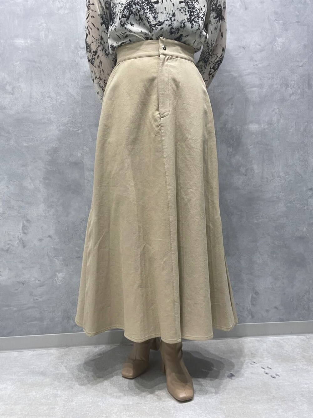 ベージュ系のスカート、グレー系のシャツ/ブラウス、ベージュ系のブーツを着用したレディースの夏コーディネートの10枚目の写真