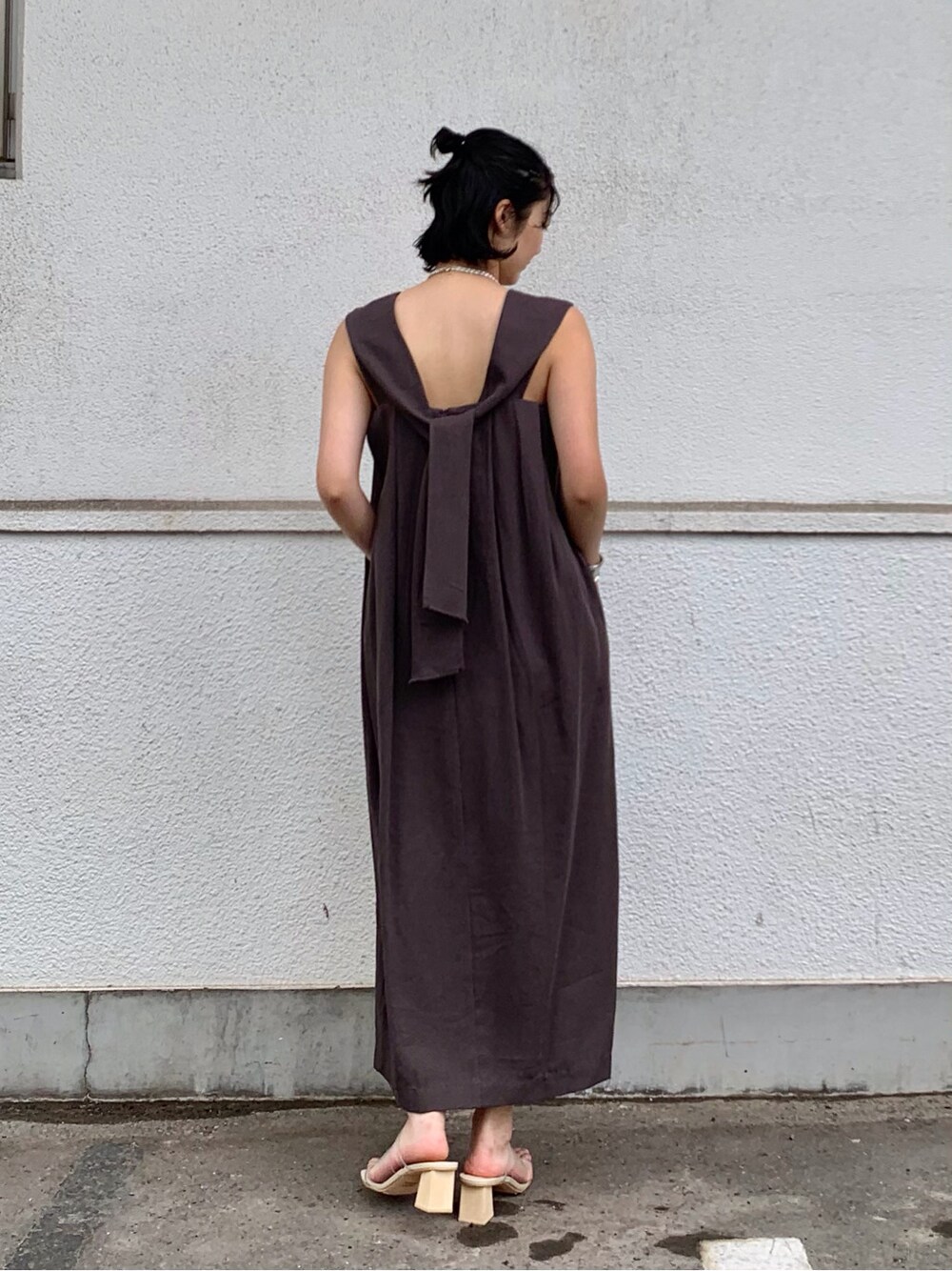 その他のその他シューズ、グレー系のワンピース、シルバー系のネックレスを着用したレディースの夏コーディネートの5枚目の写真