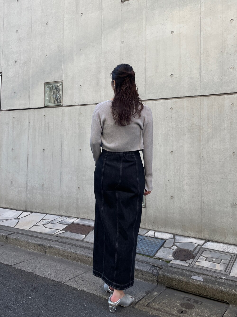 ブラック系のワンピース、シルバー系のカーディガン/ボレロ、シルバー系のパンプスを着用したレディースの冬コーディネートの6枚目の写真